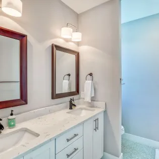 10 daydream believer  seagrove  13 primary bathroom1