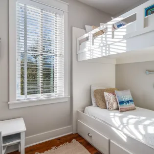 6 coral cottage 84 primary bedroom1