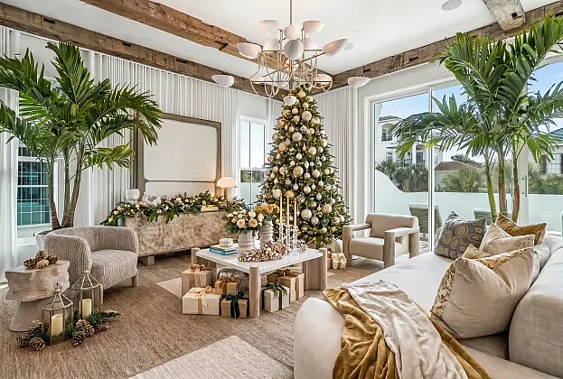 30A showhouse decorated for Christmas